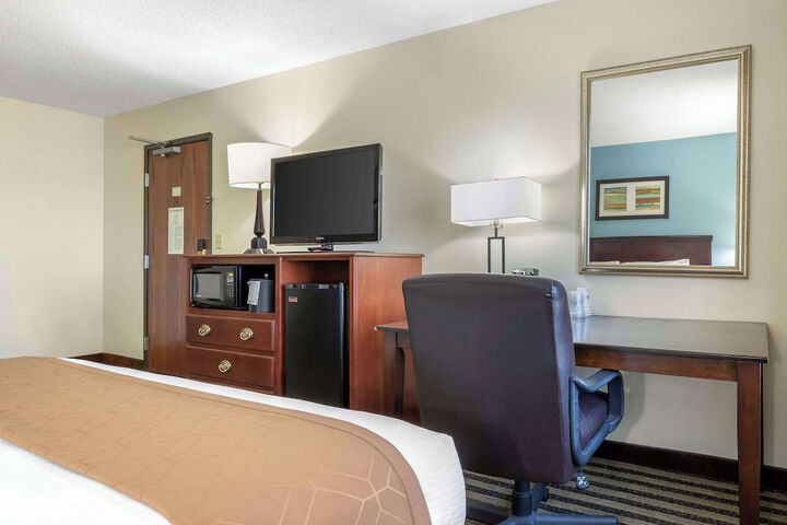 1 King Bed Microwave and Refrigerator Work Desk WiFi Full Breakfast (9 of 16)