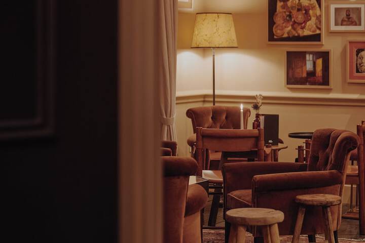 Lounge 98 of 120