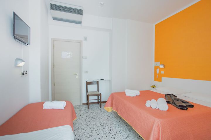 Room 9 of 33