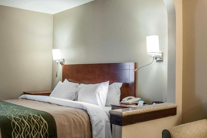 1 Queen Bed (6 of 10)