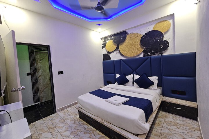 Room 12 of 19
