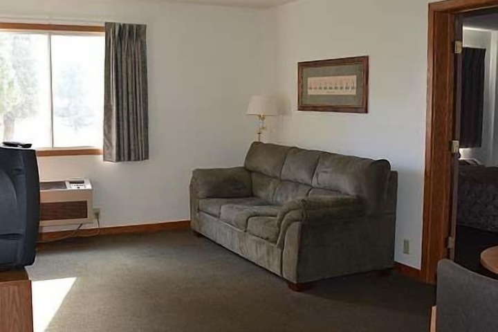 1 Queen Bed (2 of 3)
