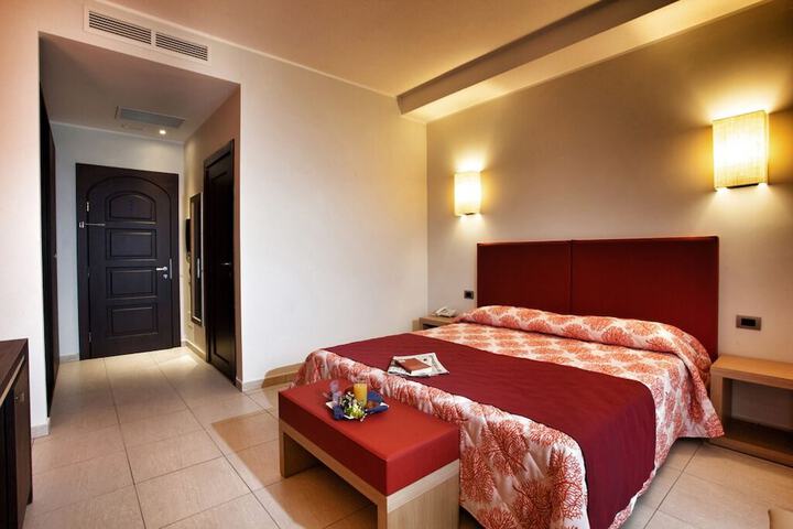 Room 2 of 67