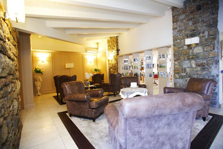 Guest Lobby