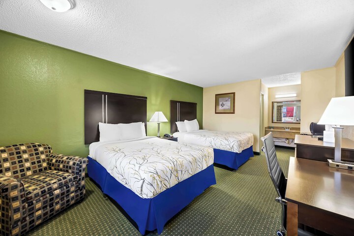 2 Double Beds (2 of 8)