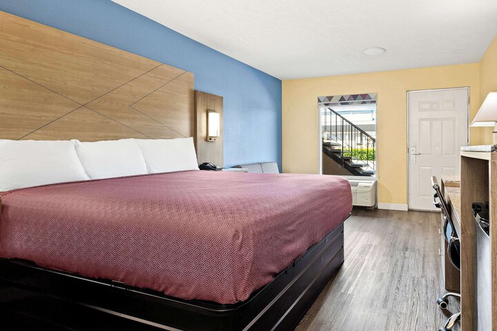 1 King Bed (4 of 18)