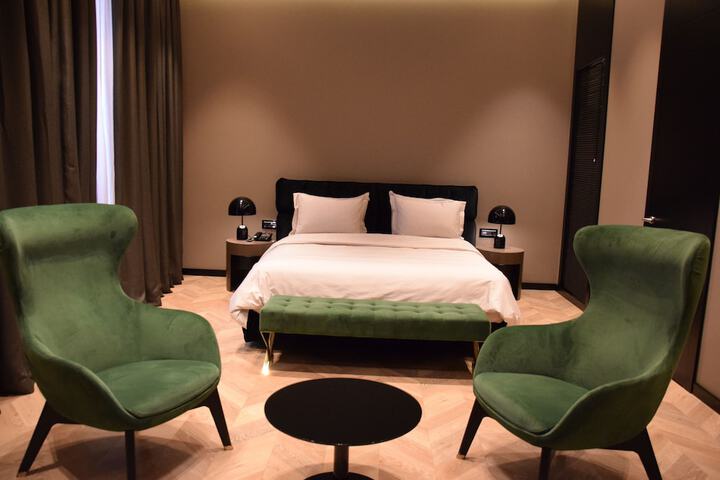 Room 25 of 77