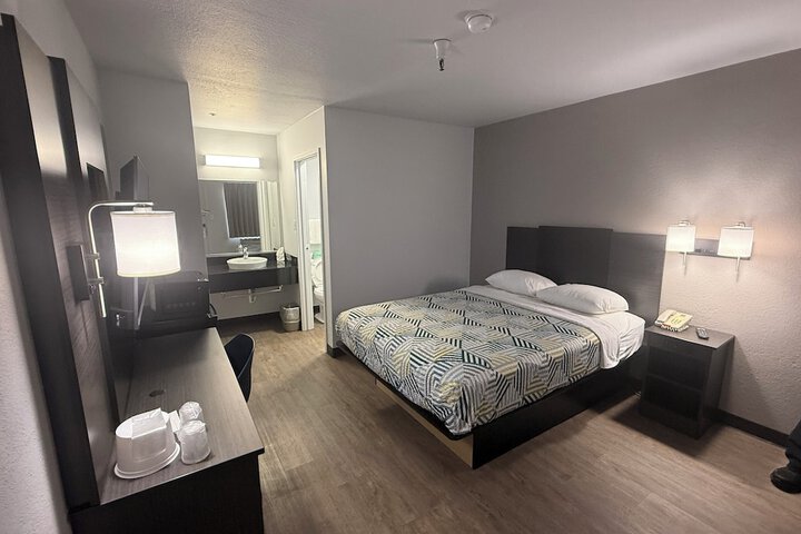 1 Queen Bed (15 of 18)