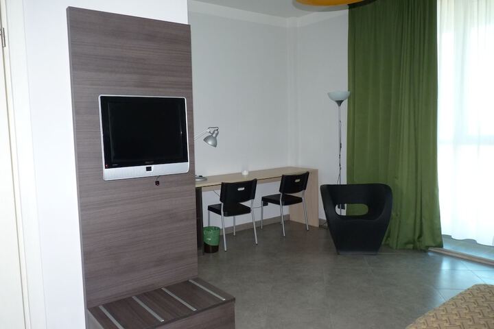 Room 8 of 32