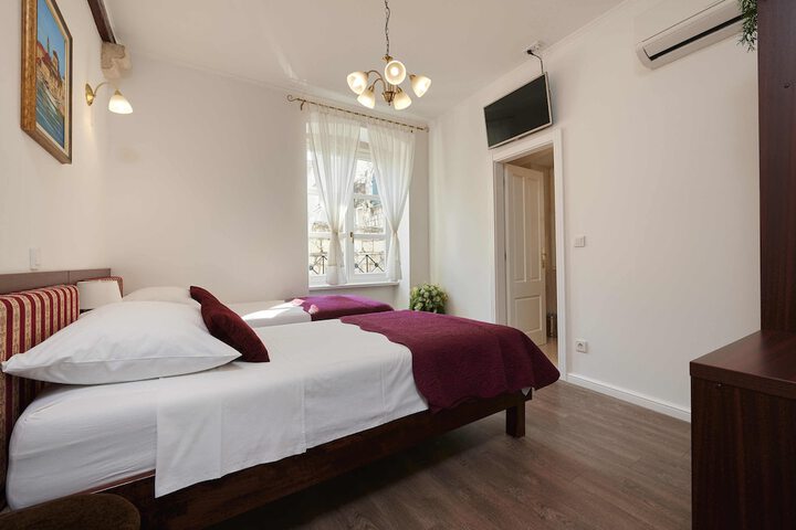 Room 10 of 84