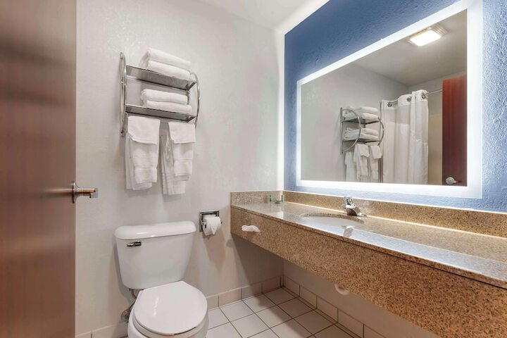 Accessible 1 King Mobility Accessible Communication Assistance Bathtub Microwave and Refrigerator Full Breakfast (12 of 26)