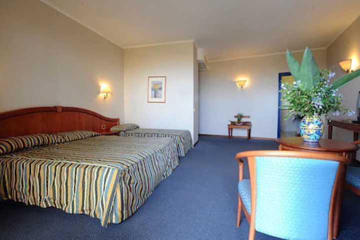 Room 5 of 20