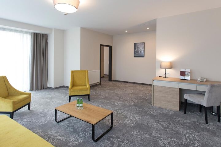 Room 11 of 32