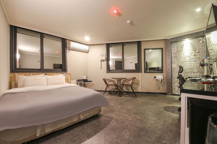 Room 12 of 118