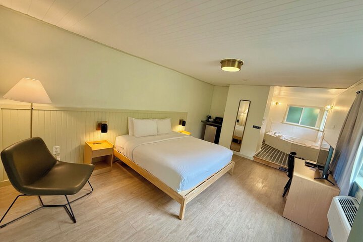 Room 4 of 18