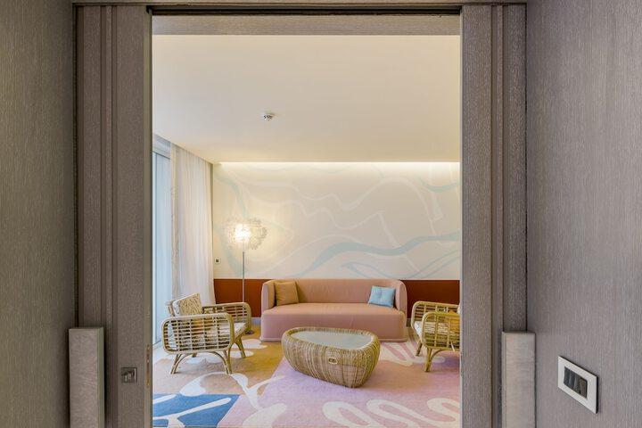 Room 6 of 190
