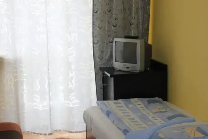 Room 4 of 12