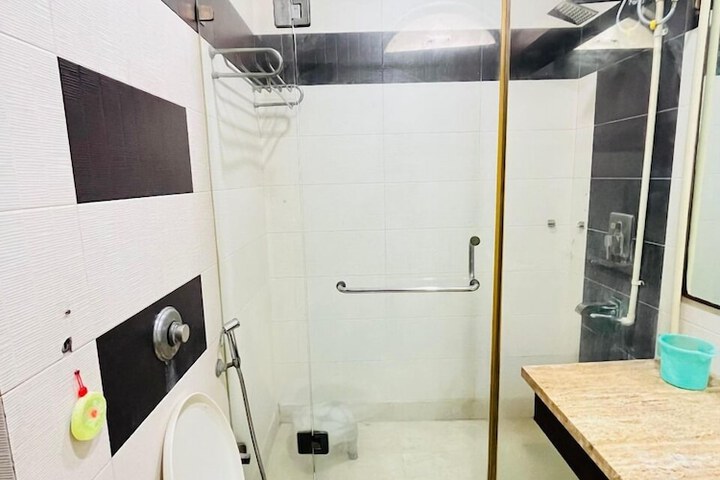Room 10 of 13