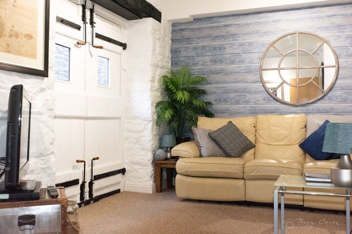 Lounge 8 of 9