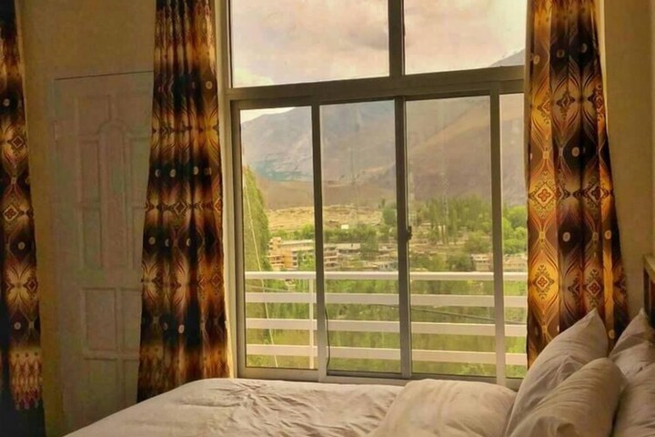 Room 4 of 18