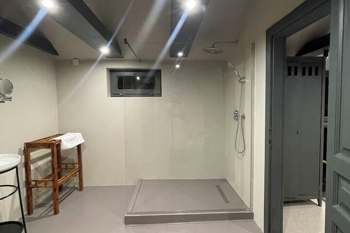Room 65 of 103