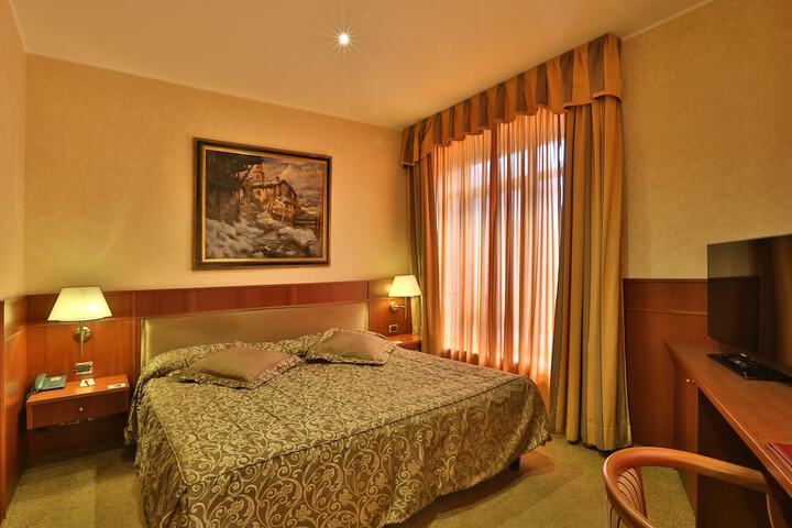 Room 2 of 33