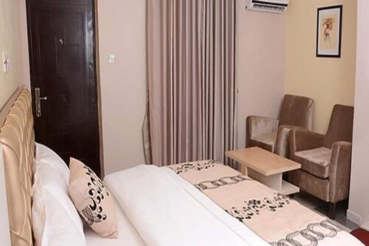 Room 10 of 25