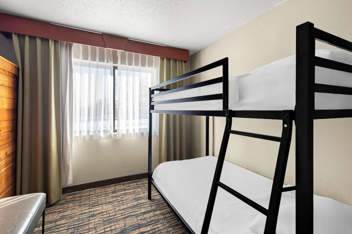 1 King Accessible Comm Assist Bathtub Microwave, Refrigerator Full Breakfast (11 of 33)