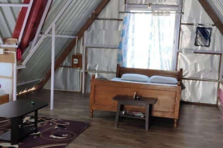 Room 6 of 12