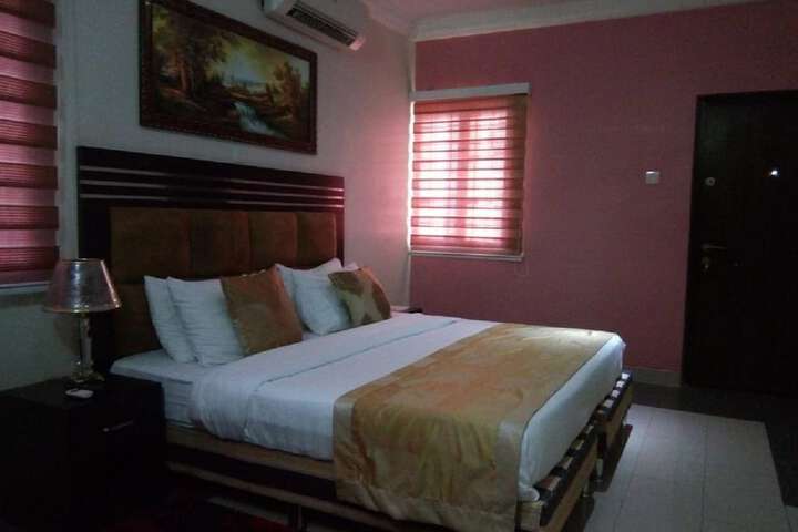 Room 6 of 11