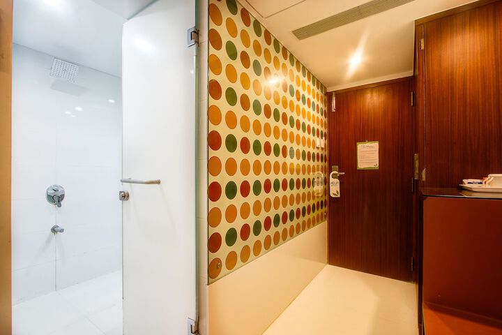 Room 10 of 34