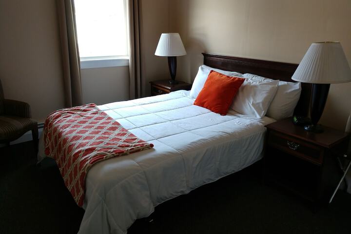 1 Queen Bed (15 of 15)