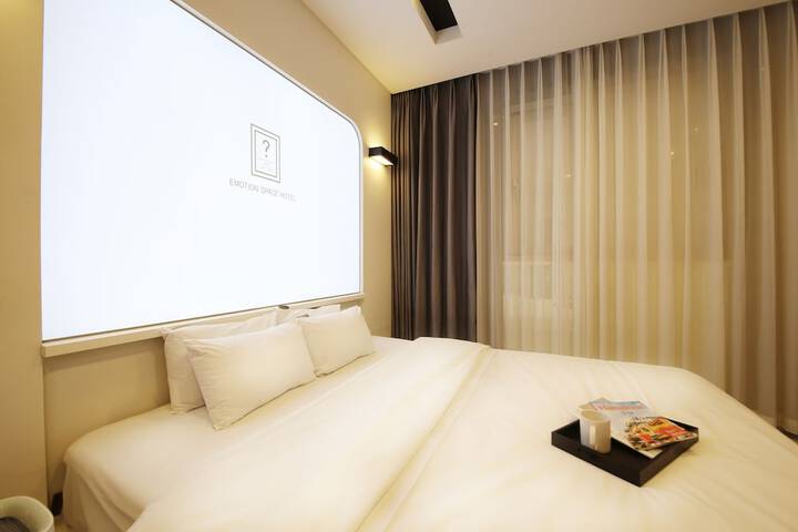 Room 8 of 12