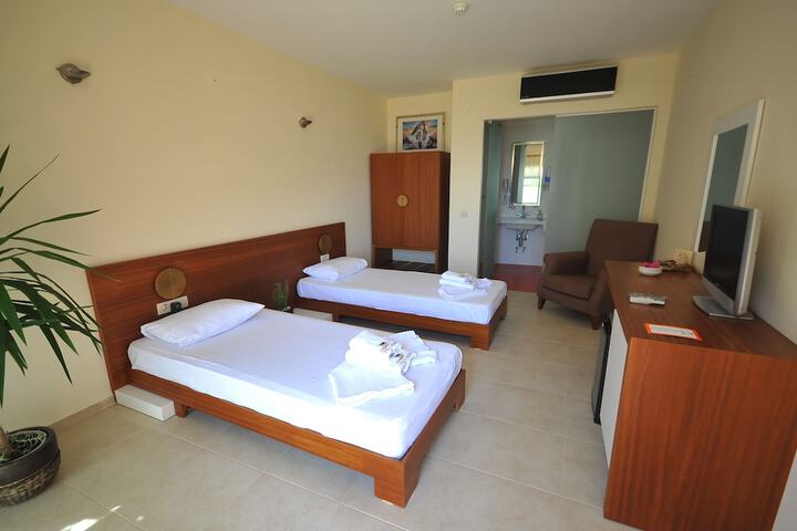Room 4 of 16