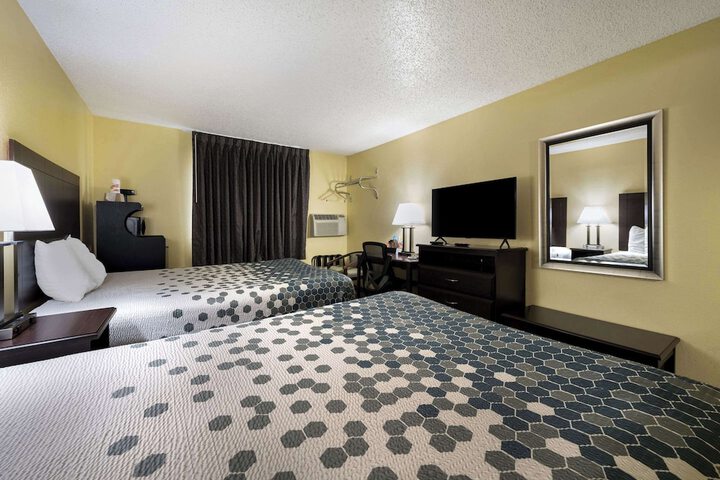 1 Queen Bed (9 of 26)