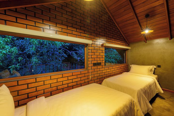 Room 10 of 76