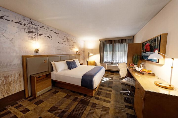 Deluxe Room 1 King Bed (2 of 13)