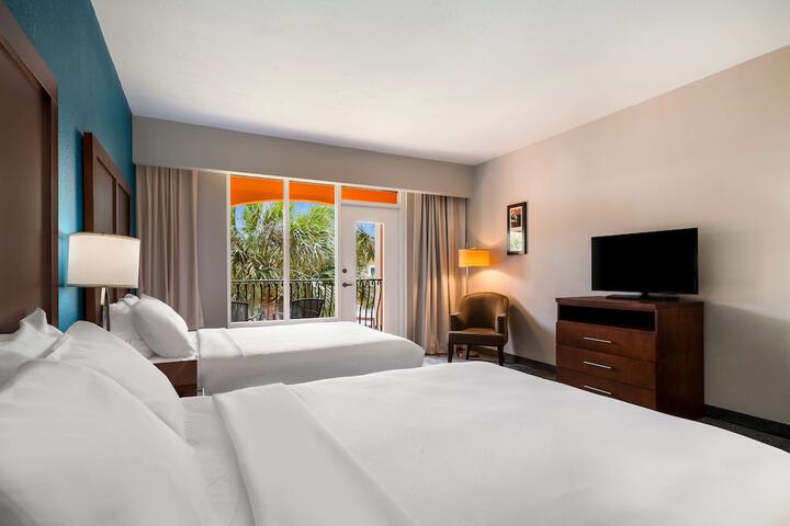2 Queen Beds Balcony Microwave and Refrigerator WiFi Full Breakfast (5 of 12)
