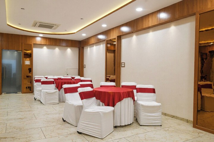 Ballroom/Hall 25 of 31