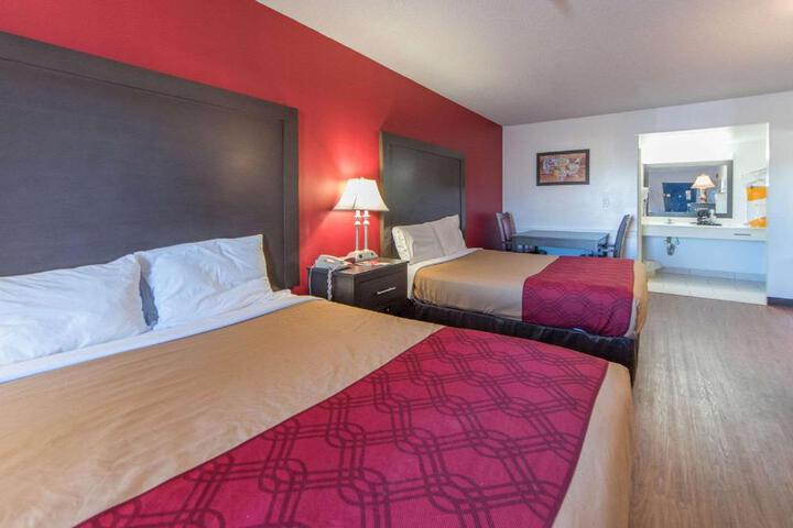 2 Queen Beds (5 of 6)