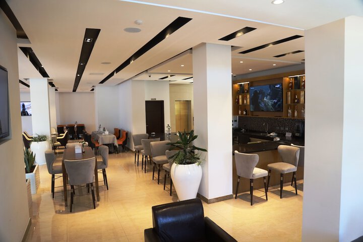 Lounge 52 of 56