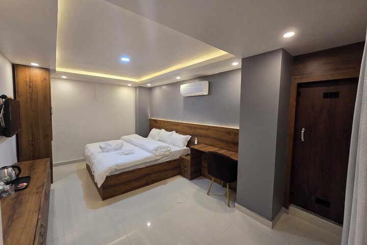 Room 13 of 19