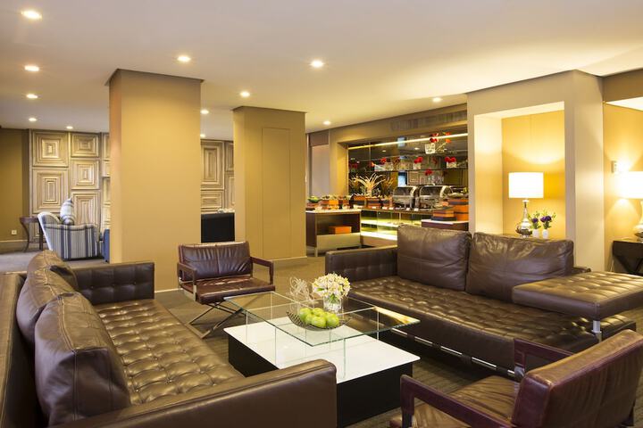 Lounge 31 of 37