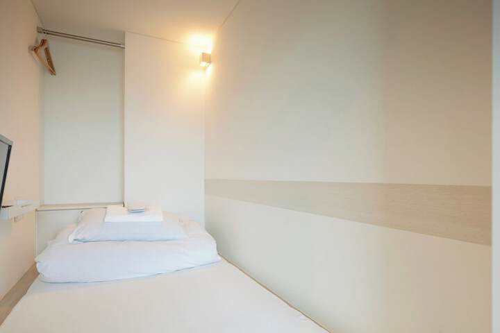 Room 10 of 42