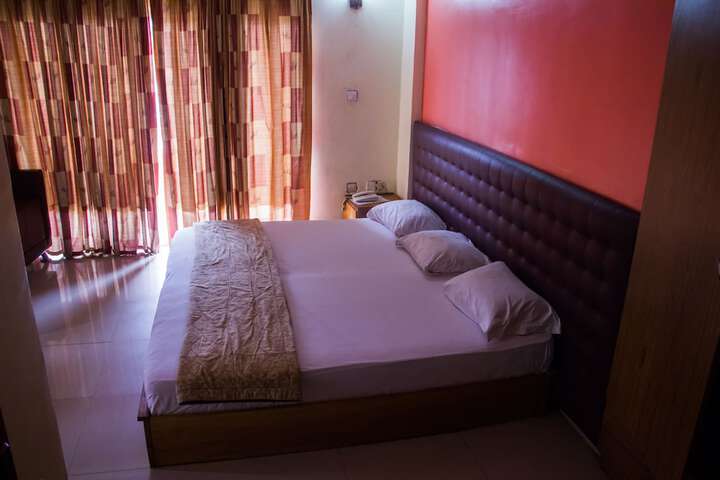 Room 6 of 25