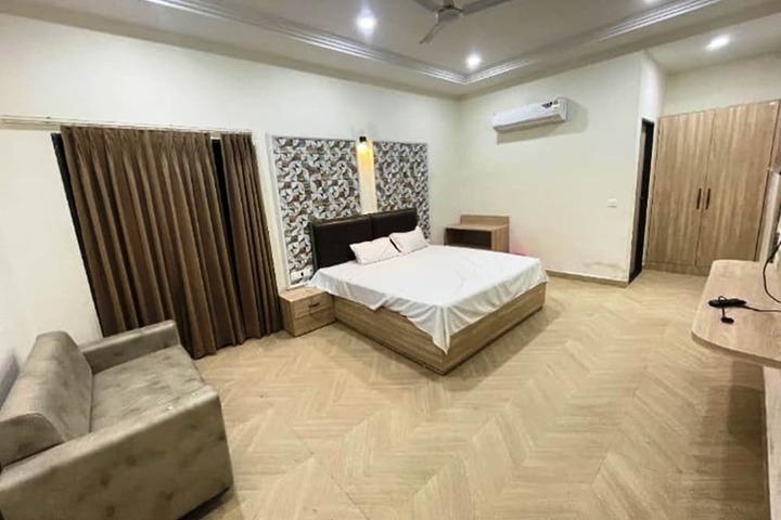 Room 10 of 26