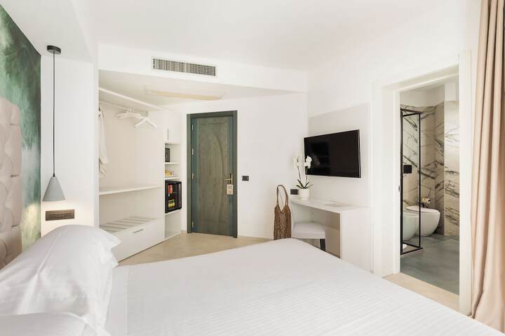 Room 32 of 77