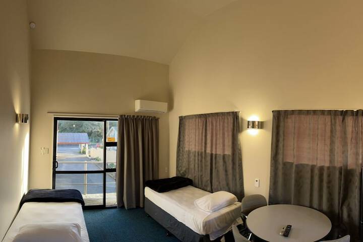 Room 6 of 13