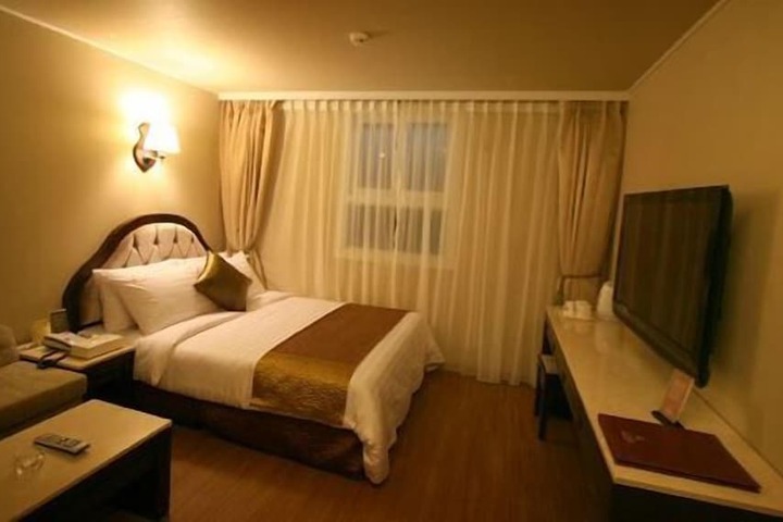 Room 4 of 10
