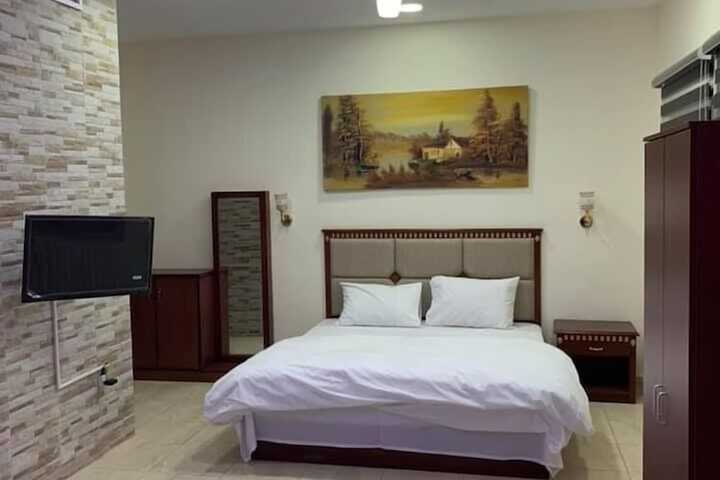 Room 4 of 32